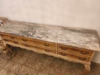 Mueble clásico de madera y mármol