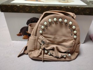 Mochila rosa con perlas y tachuelas