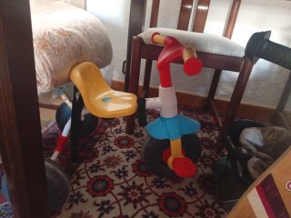 Triciclo empujador plástico infantil