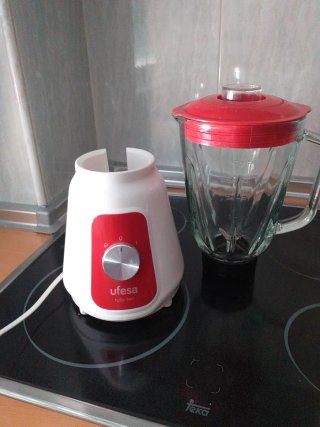 Licuadora Ufesa Roja Jarra Cristal.