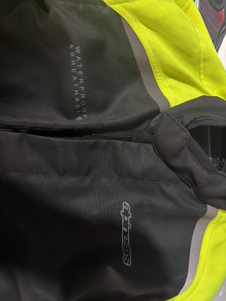 Chaqueta Moto Impermeable Negra y Flúor Alpinestar
