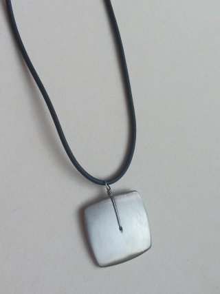 Colgante Diseño Cuadrado Plata y Negro