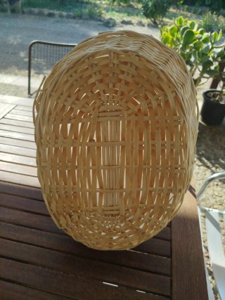Cesta de mimbre beige con asas