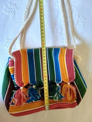 Bolso étnico multicolor.
