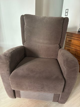 Sillón marrón reclinable sin usar, como nuevo