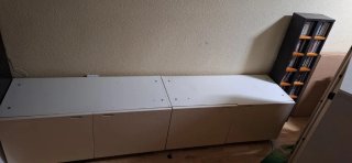 Mueble bajo de almacenamiento grande con baldas.