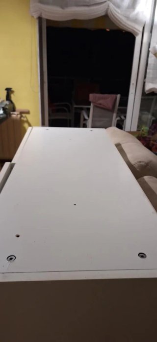 Mueble bajo de almacenamiento grande con baldas.