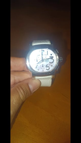Reloj de pulsera plateado y blanco