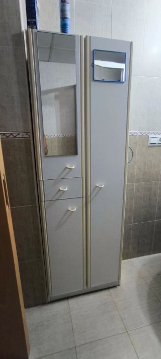 Mueble de baño alto con espejo