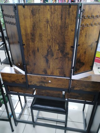 Tocador con taburete y espejo
