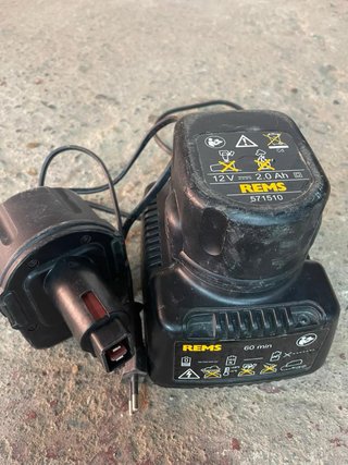 2 Baterías y Cargador REMS 12V 2.0Ah