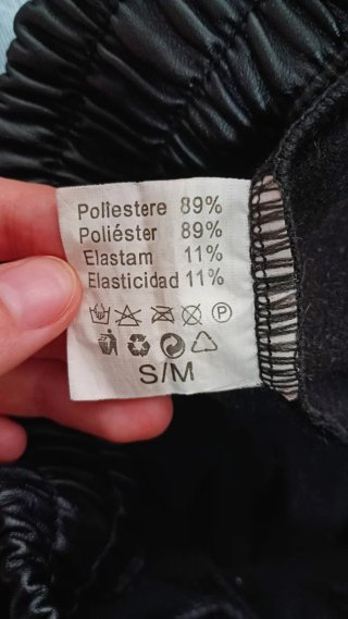Pantalones en descuento negros de polipiel