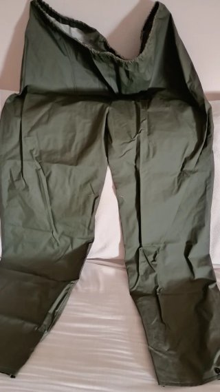 Chubasquero y pantalón de agua verde
