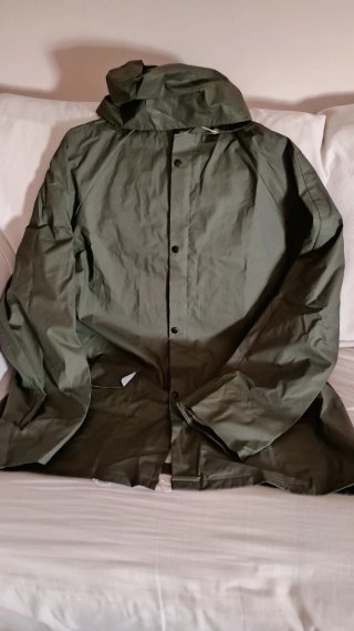 Chubasquero y pantalón de agua verde