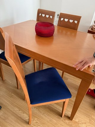 Mesa de comedor de madera con sillas