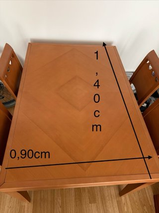 Mesa de comedor de madera con sillas