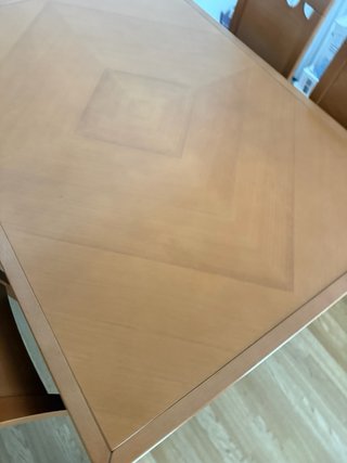 Mesa de comedor de madera con sillas