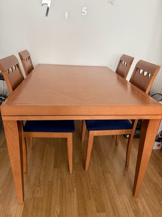 Mesa de comedor de madera con sillas
