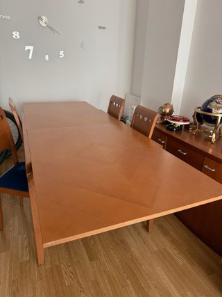 Mesa de comedor de madera con sillas