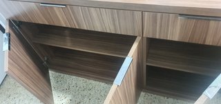 Mueble de madera color beige y marrón