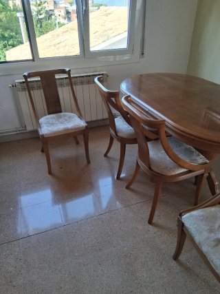 Mesa de comedor ovalada de madera y extensible.