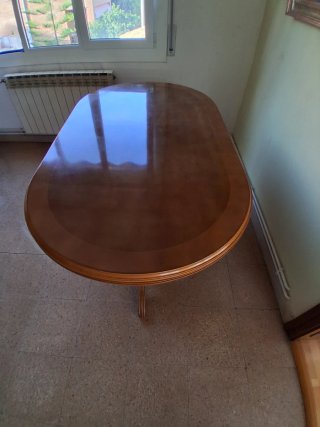Mesa de comedor ovalada de madera y extensible.