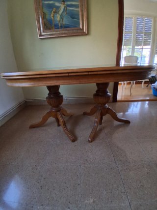 Mesa de comedor ovalada de madera y extensible.