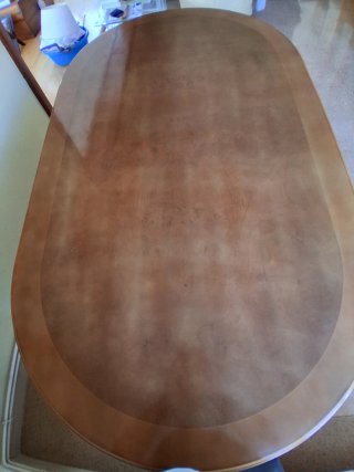 Mesa de comedor ovalada de madera y extensible.