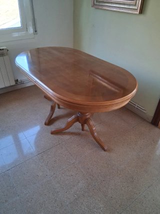 Mesa de comedor ovalada de madera y extensible.