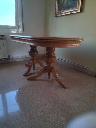 Mesa de comedor ovalada de madera y extensible.