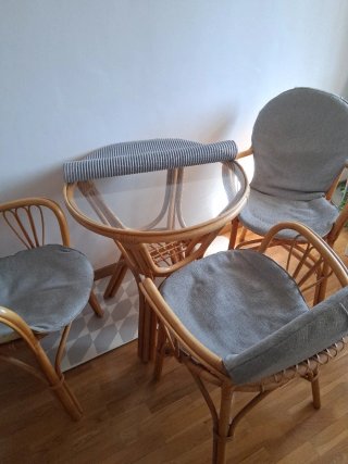 Mesa y 3 sillas de mimbre