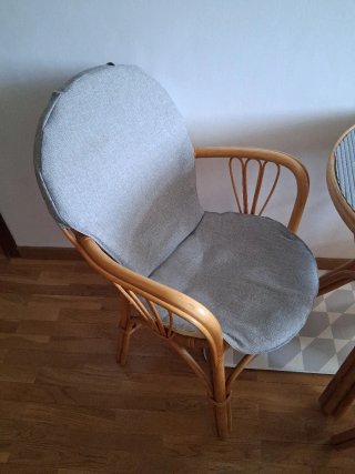 Mesa y 3 sillas de mimbre