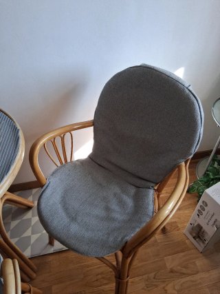 Mesa y 3 sillas de mimbre