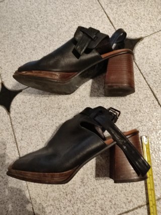Botines de tacón negras y marrones