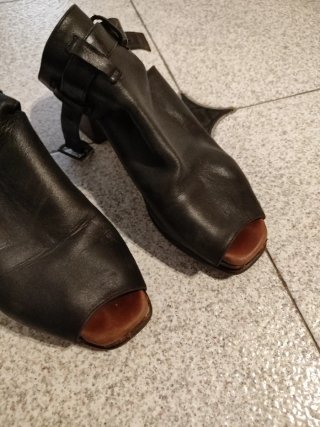 Botines de tacón negras y marrones