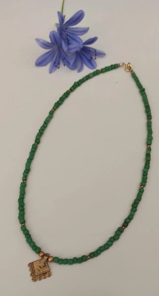 Collar gargantilla con medallita de bronce