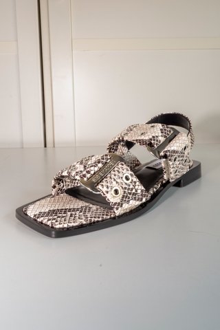 A ESTRENO Steve Madden Animal Print Sandalias