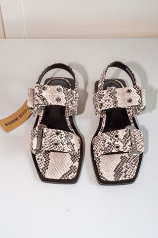 A ESTRENO Steve Madden Animal Print Sandalias