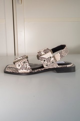 A ESTRENO Steve Madden Animal Print Sandalias