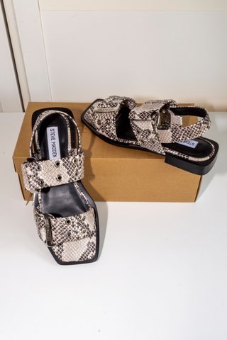 A ESTRENO Steve Madden Animal Print Sandalias