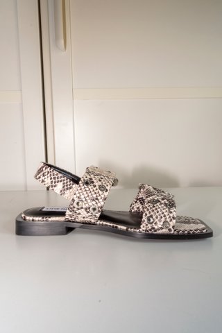 A ESTRENO Steve Madden Animal Print Sandalias
