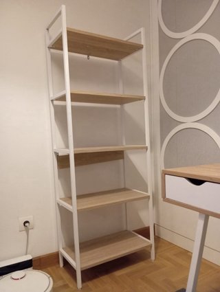 Escritorio con cajones y estante
