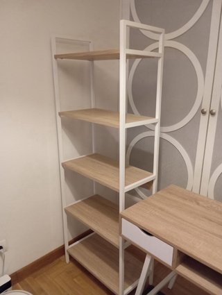 Escritorio con cajones y estante