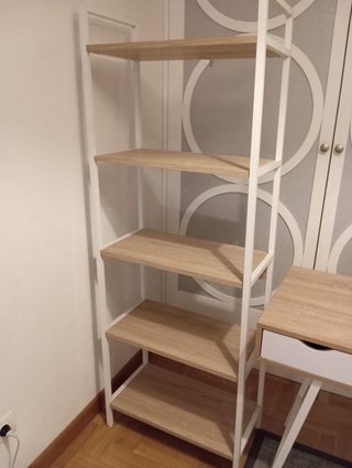 Escritorio con cajones y estante