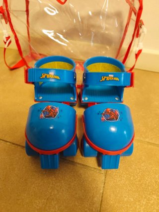 Pattini a rotelle e protezioni Spiderman