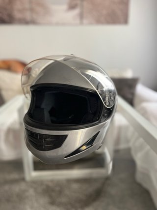 Casco de moto gris