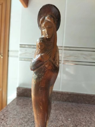 Figura Virgen con Niño tallada en madera artesanal