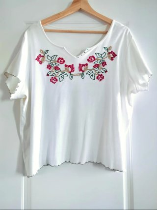 Camiseta blanca bordada