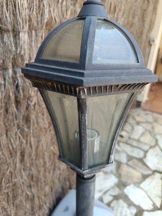 Farola de jardín metálica