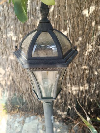 Farola de jardín metálica